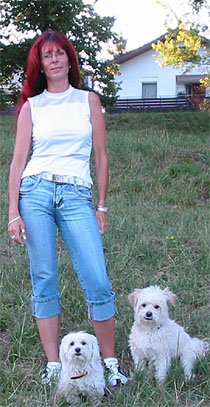 Die Trainerin Alexa Noll mit Joy und Gismo
